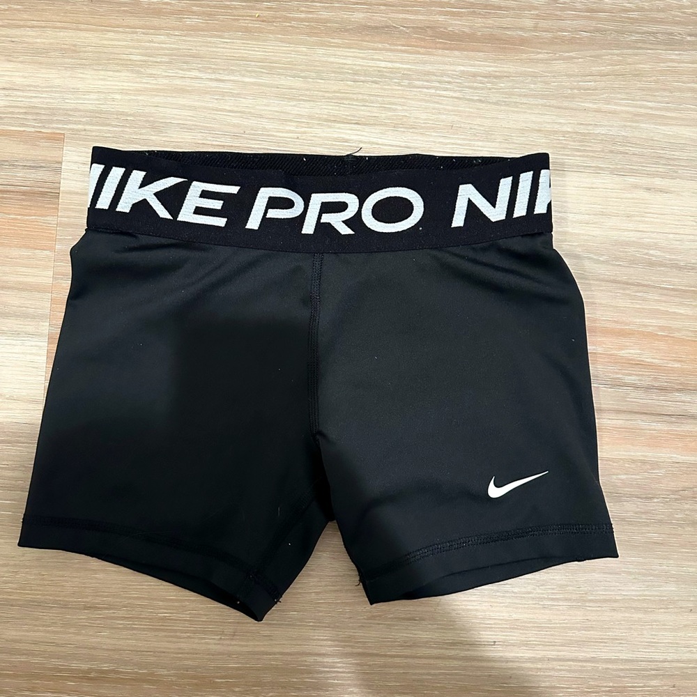 Women’s XS Nike pro shorts